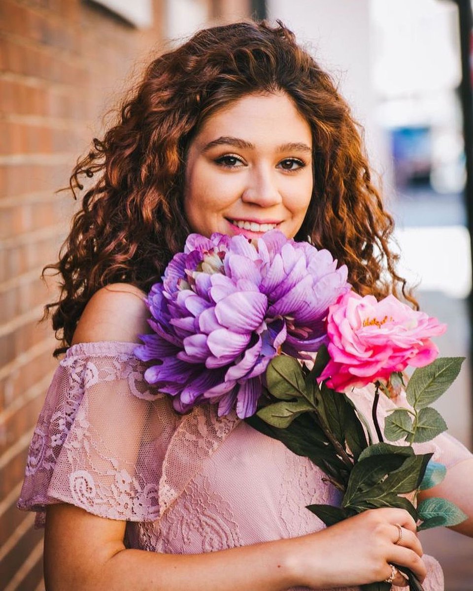 CChaosHair's tweet image. ✨Curls so pretty even flowers are jealous. Get the #bestcurlsever with #controlledchaoshair ❤️❤️