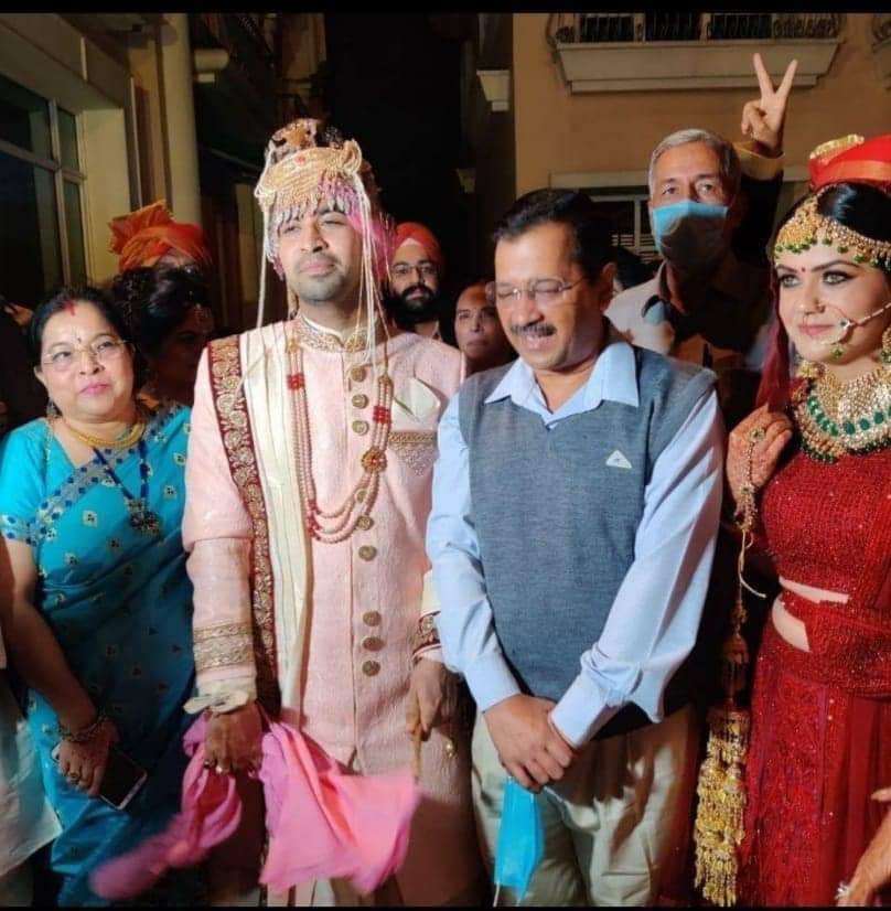 p_sahibsingh's tweet image. ये दिल्ली के मुख्यमंत्री हैं जो अब खुद का २००० का चलान काटेंगे?!
या आप पर आपके बनाये क़ानून लागू नहीं होते @ArvindKejriwal ?