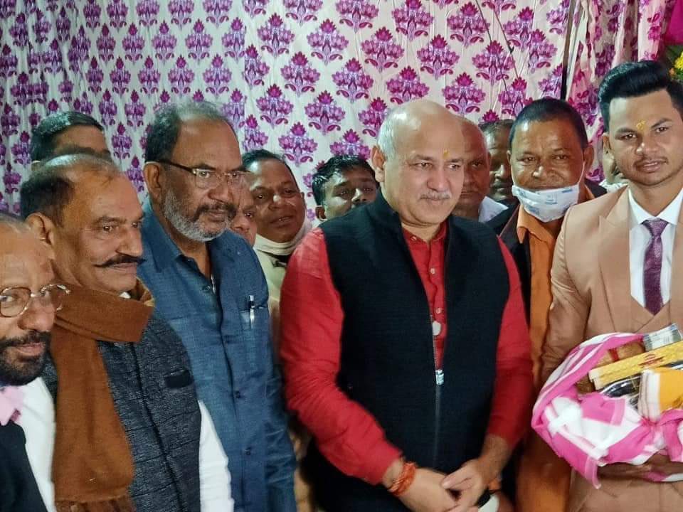 p_sahibsingh's tweet image. ये दिल्ली के मुख्यमंत्री हैं जो अब खुद का २००० का चलान काटेंगे?!
या आप पर आपके बनाये क़ानून लागू नहीं होते @ArvindKejriwal ?