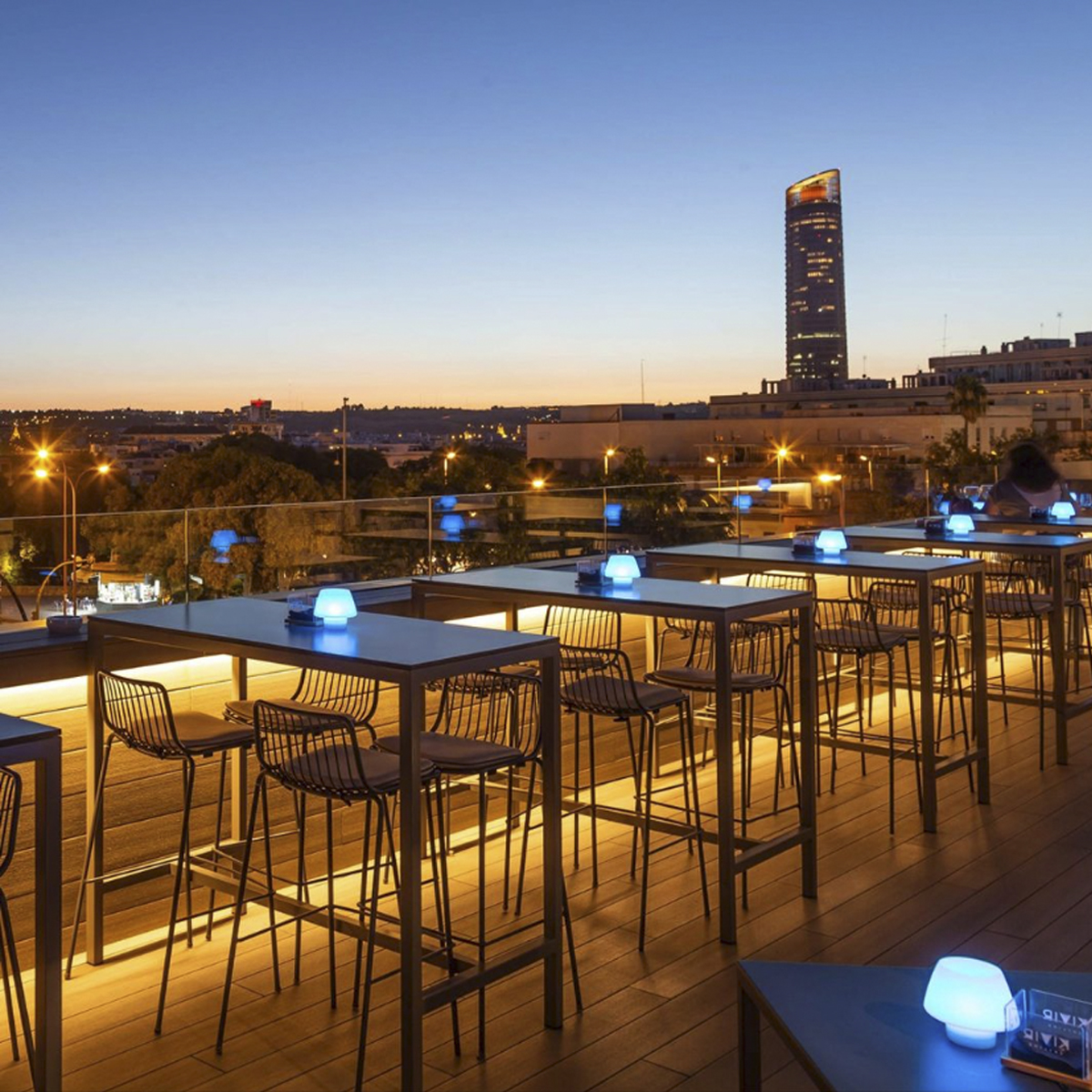 KivirSkyline's tweet photo. Si no crees en la magia✨ es que nunca has pasado una tarde en 📍Kivir Skyline.⁣
⁣
Sus vistas🌇 del skyline sevillano, sus deliciosos cócteles🍹 y el ambiente de relax😌 solo tienen una explicación👉 brujería.⁣
⁣
Y muy pronto podrás volver a dejarte llevar por ella😉 https://t.co/vzg1xwGKpr