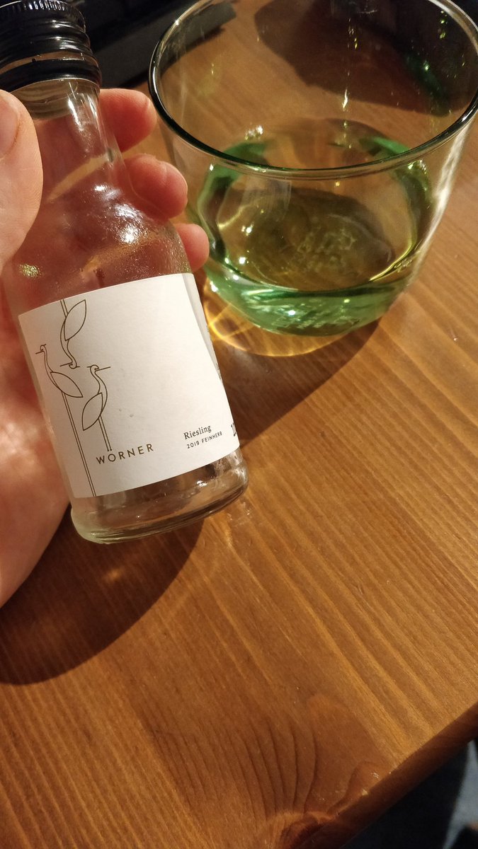 Ich lasse den Tag mit schmerzenden Arsch und dem ersten Wein aus meinem Adventskalender ausklingen. Bestes Geschenk an mich selbst. 🧡