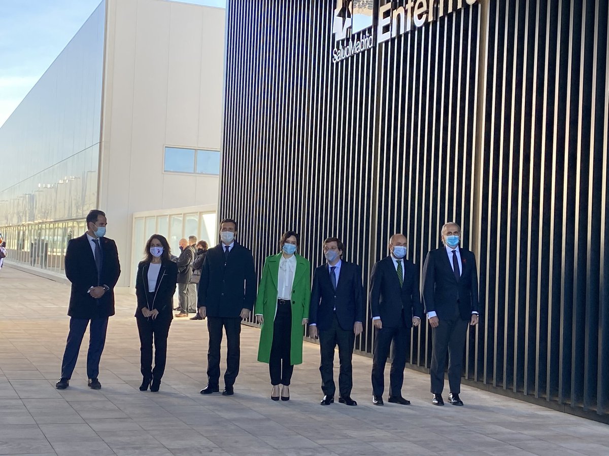 Pablo Casado fingiendo ser una autoridad en la inauguración de un hospital inacabado, sin el personal necesario y con sólo 48 camas UCI, que ha costado casi 100 millones de euros, el doble de lo que se presupuestó. Esto, como todo en el PP, huele a podrido.
