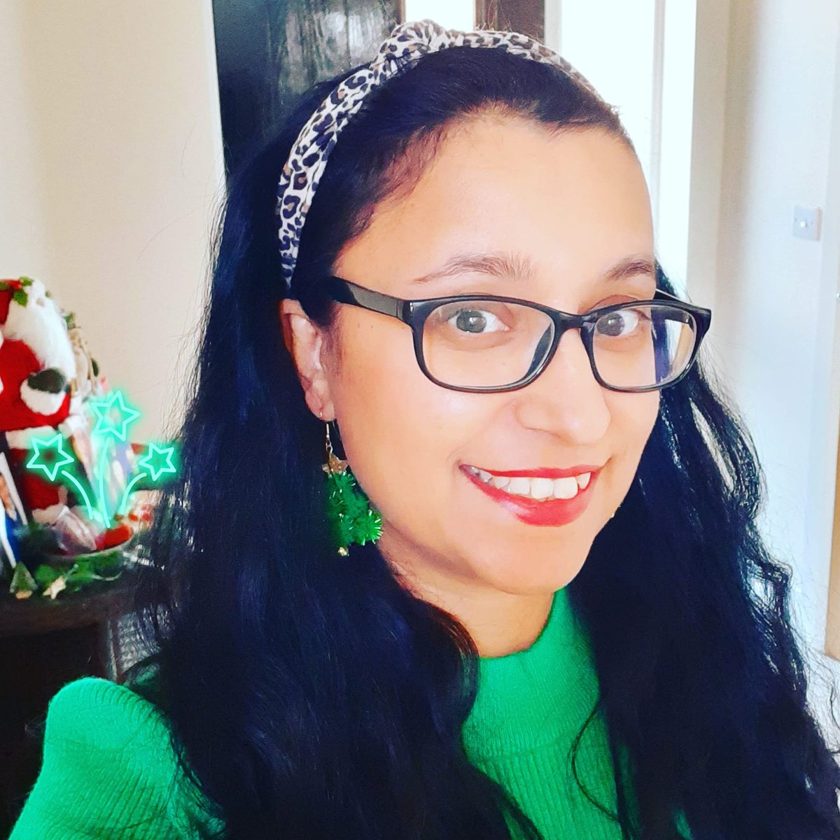 SPRINKLING 🎄🎉 you with lots of CHRISTMAS ❤ on the 1st day of December! 

Hold onto the good things. Remember you are loved by family, friends &amp; your pets! 💚

Find your self worth &amp; identity! Happy first day of the month! 🎊

#taratravelmakesdreams
#selflove
#grateful