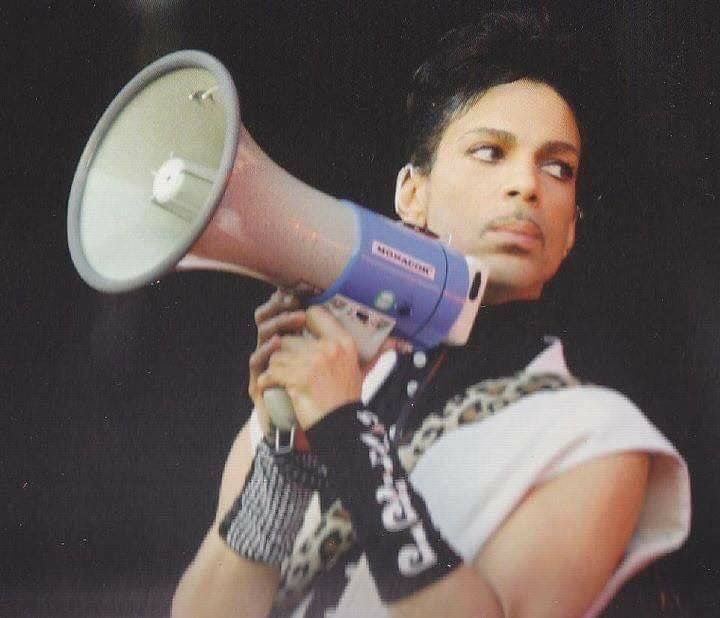 P also used the Bullhorn during a performance of IIWYG at Ahoy Rotterdam on 26 July 2011 during the Welcome to America Europe Tour but I couldn’t find footage.If you have it let me know!But here’s some cool images of Prince with a Bullhorn!