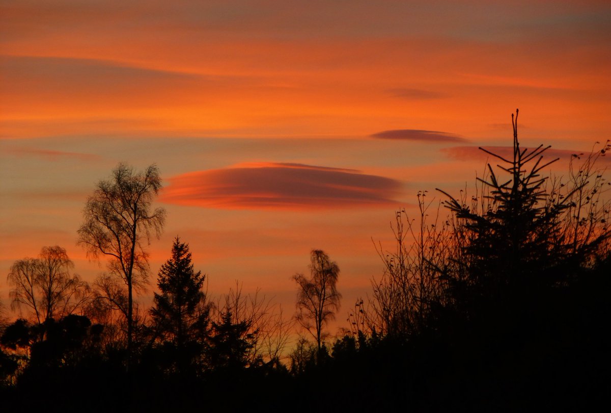 A lovely sunset this evening with a Lenticular cloud floating by, Lethen, Nairn, Scotland 😍#loveukweather @StormHour @ThePhotoHour @BBCScotWeather