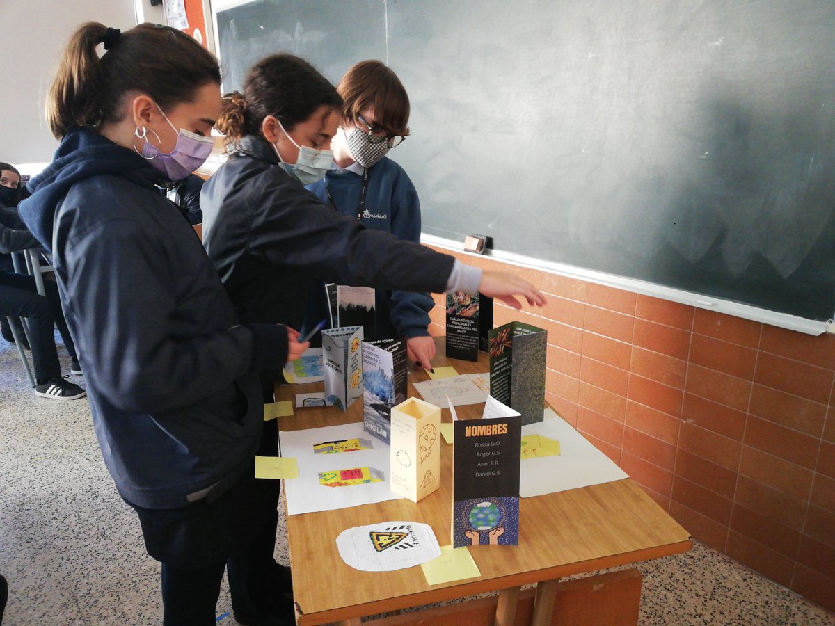 MareMolas_Reus's tweet photo. L'alumnat de l'ESO ha dissenyat i presentat els seus projectes i accions per pal·liar els efectes del canvi climàtic i col·laborar en ajudar a aconseguir els #ODS de l '#agenda2030. Treballem tots plegats pel#bécomú. #moute  #maremolas #pastoraleducativa #ConsolacióEduca https://t.co/ixdRmMbE1x