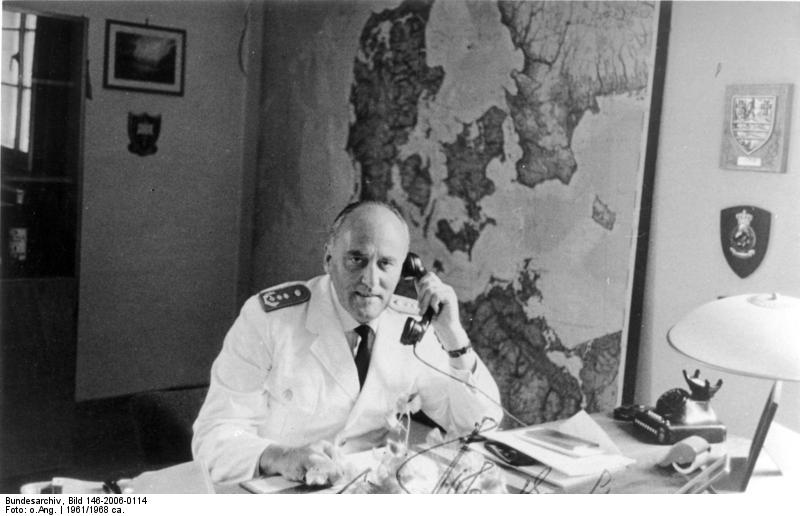 Generalleutnant Cord von Hobe (1909-1991) first served in the Reichswehr, but by 1942 he was the Erster Generalstabsoffizier in the Infanteriedivision Großdeutschland (mot.). He joined the Bundewehr in 1956 and was deputy commander of BALTAP from 1965-1968.