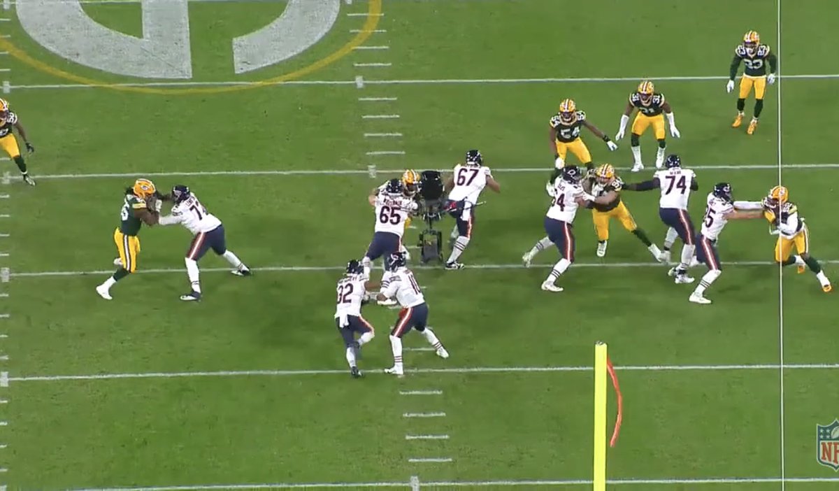 I’ll do the one big run, read option, Smith stays on edge to watch Trubisky, safety COMMITS to Tru and falls, which is wild, and LB not over fast enough....mobile QBs create mistakes (slip is 2nd pic)