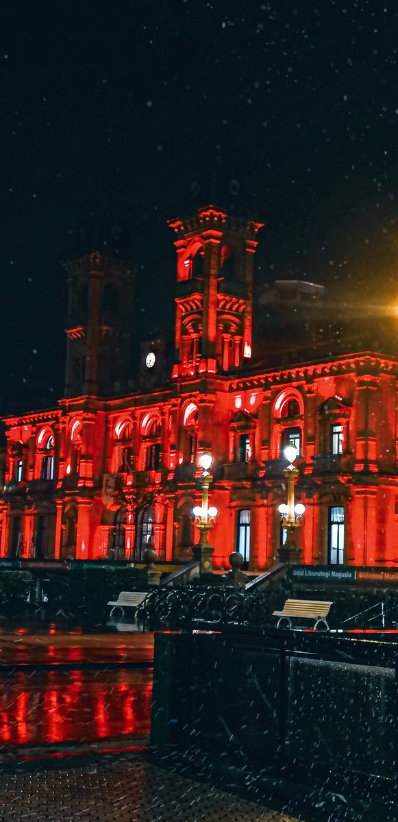 MassieldeD's tweet photo. Hoy se viste de rojo fuego🔥🔥🔥🔥 #Donostia  #donostiaeuskaraldia #basquecountry #fotografiacallejera https://t.co/uDi4aHgkVp