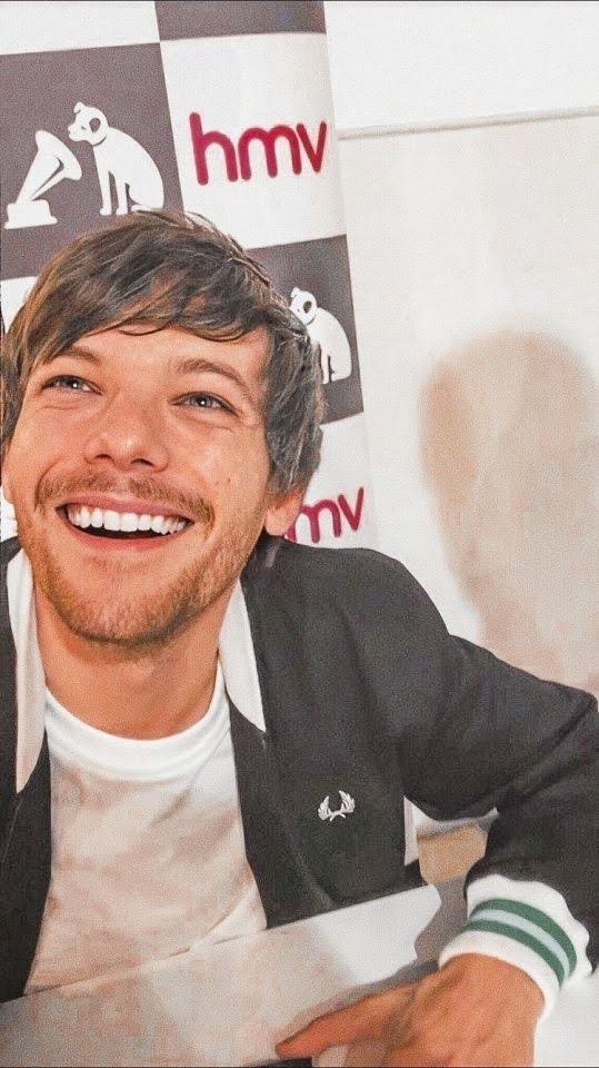 @DailyOT5report @LouisT91ARG @Grown1DArgHQ this is my fav pic of lou bc of his smile, tagging @CamiDragui 🍀🍀