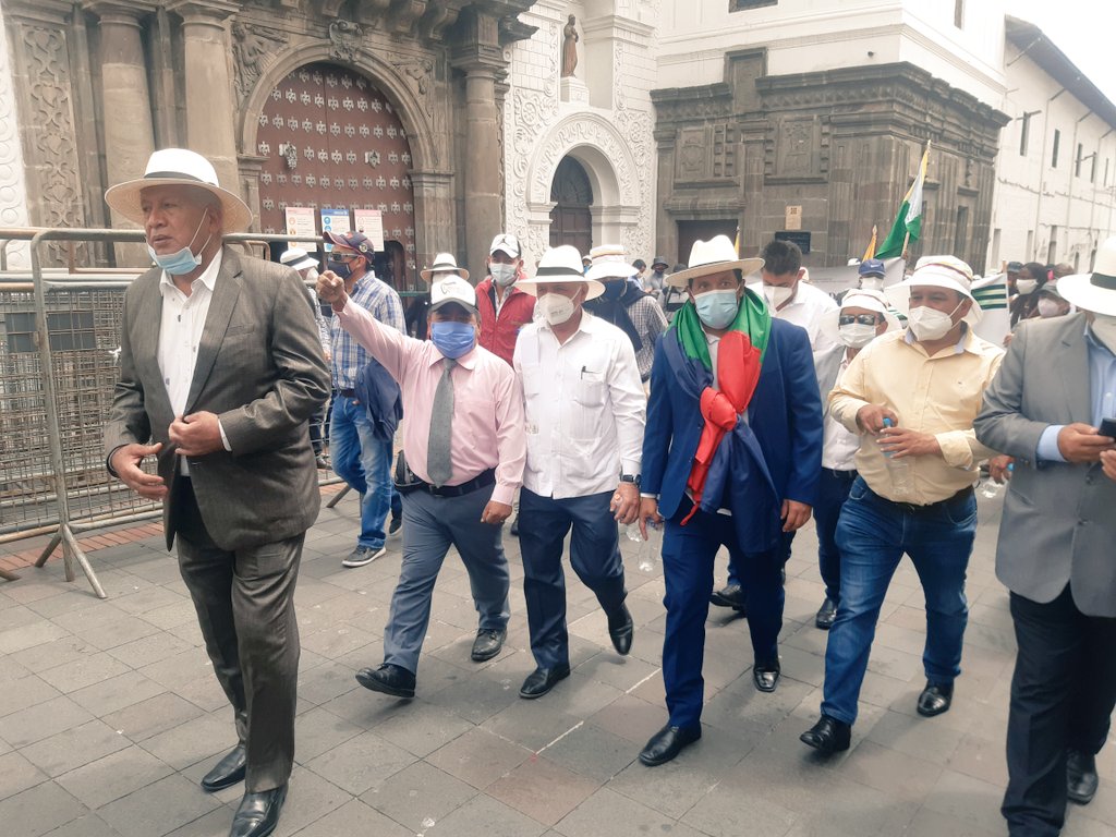Hoy en #Quito.

Consecuentemente con nuestra ideología, nuestra cultura,formación ideológica y lucha junto al pueblo,de manera pacífica pero enérgica, junto a mis compañeros alcaldes de #ElOro,expresamos nuestro rechazo a la reducción del recorte presupuestario de las alcaldías