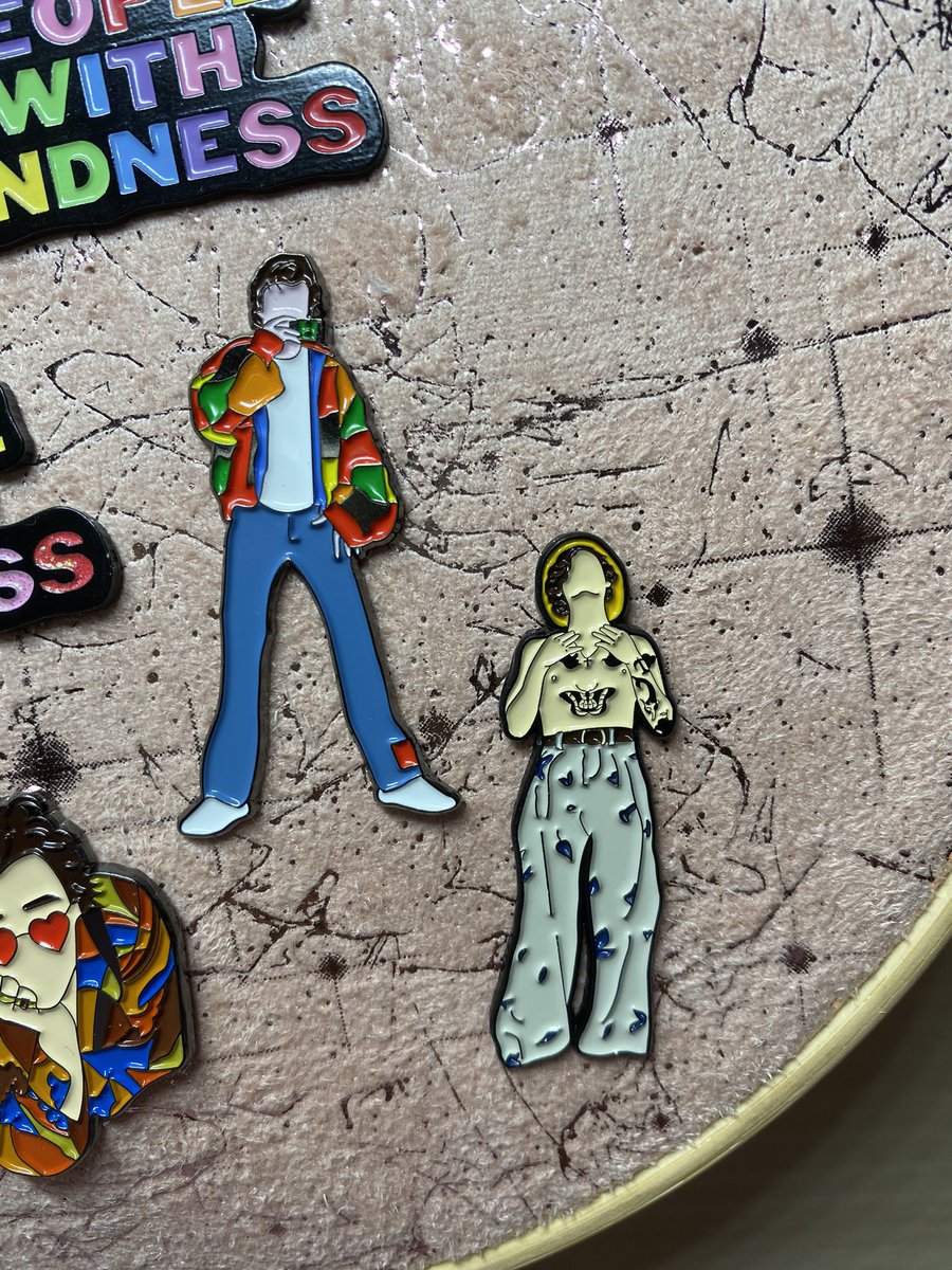 HARRY STYLES GIVEAWAY

- Rt/ like this tweet
- Winner will get these 2 harry enamel pins 
- International
- no need to follow me but ifb
- reply for an extra entry!

Winner on friday 🥰