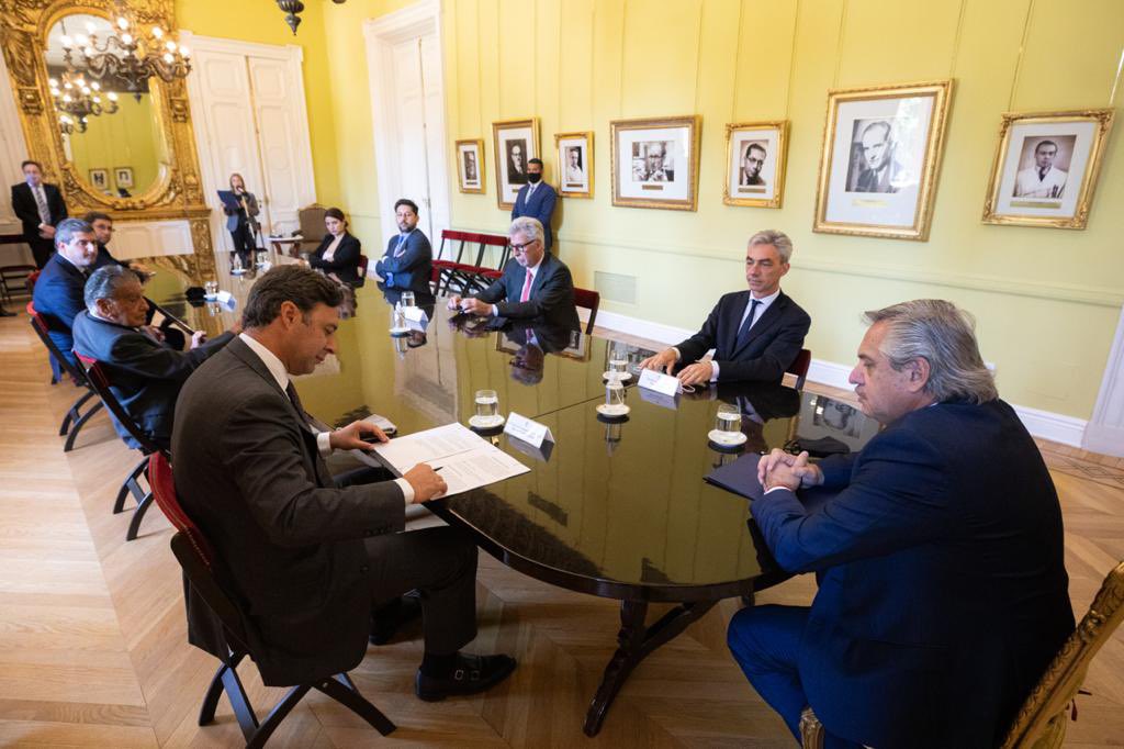 Ayer, con la presencia del presidente <a href="/alferdez/">Alberto Fernández</a>, el ministro <a href="/mariomeoni/">Mario Meoni</a> y <a href="/ORSNAoficial/">ORSNA</a> firmamos el acuerdo para prorrogar por 10 años la concesión, realizando un plan ambicioso de obras en los próximos años.Seguimos comprometidos con el país,aún más en estos momentos difíciles.