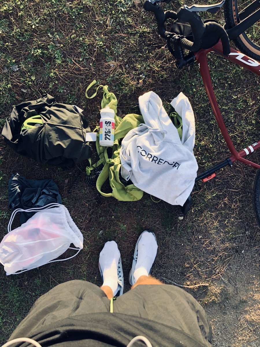 n_barranco's tweet photo. #BodegónRunner en El Bosque de la Casa de Campo de Madrid. La bici de ha quedado atada con todas las pertenencias mientras hacía el 4.000 del Cross Canguro Virtual. 🦘 https://t.co/pG1GiJiEkJ