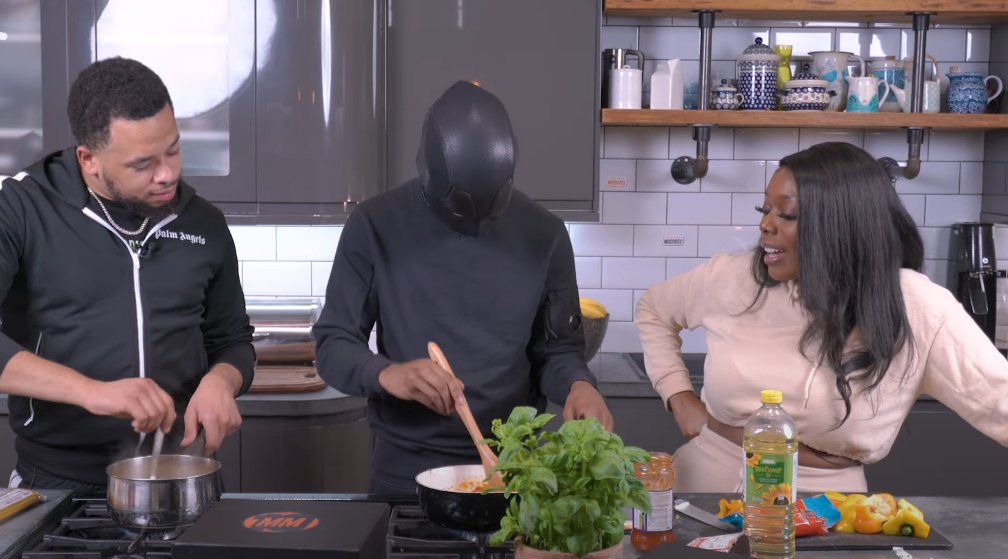 OxyLo_'s tweet photo. Mesdames prenez un mec masqué comme @V9Homerton  c'est les meilleurs cuisiniers #MaskOnGang https://t.co/Lqfoln54TA