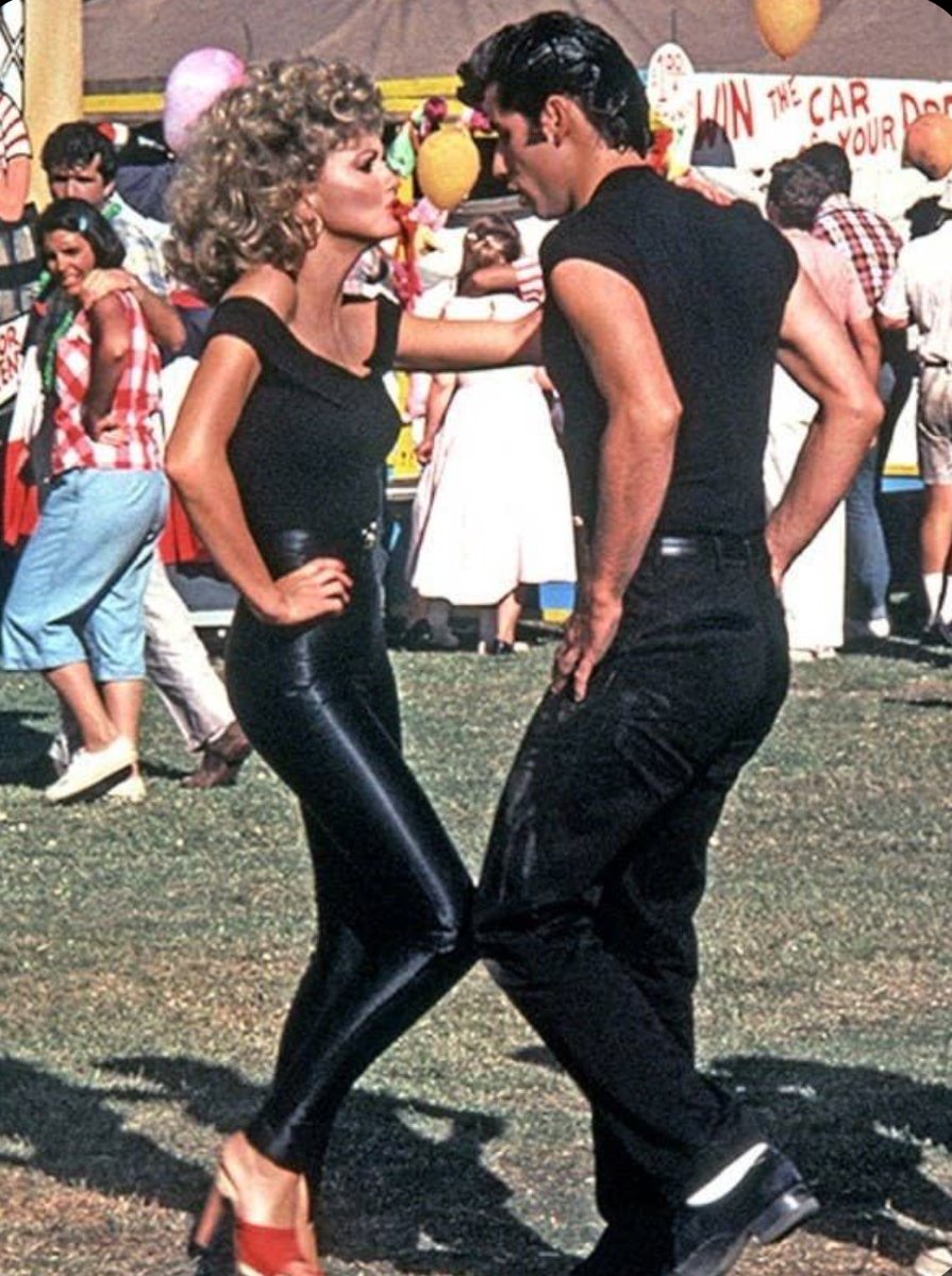 agueda_rdgz's tweet photo. os traigo el debate definitivo 

🔁 RT - Mamma Mia!

♥️ FAV - Grease https://t.co/LTsOaKaHzU