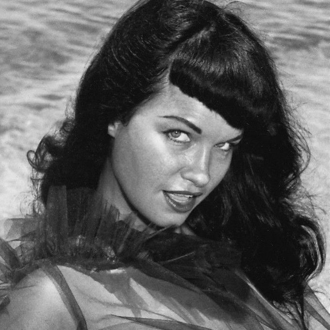 A face only the whole world could love 🥰🌎💕

📸 by Bunny Yeager ✨

#queenofpinups #bettiepage #1950s #bunnyyeager
