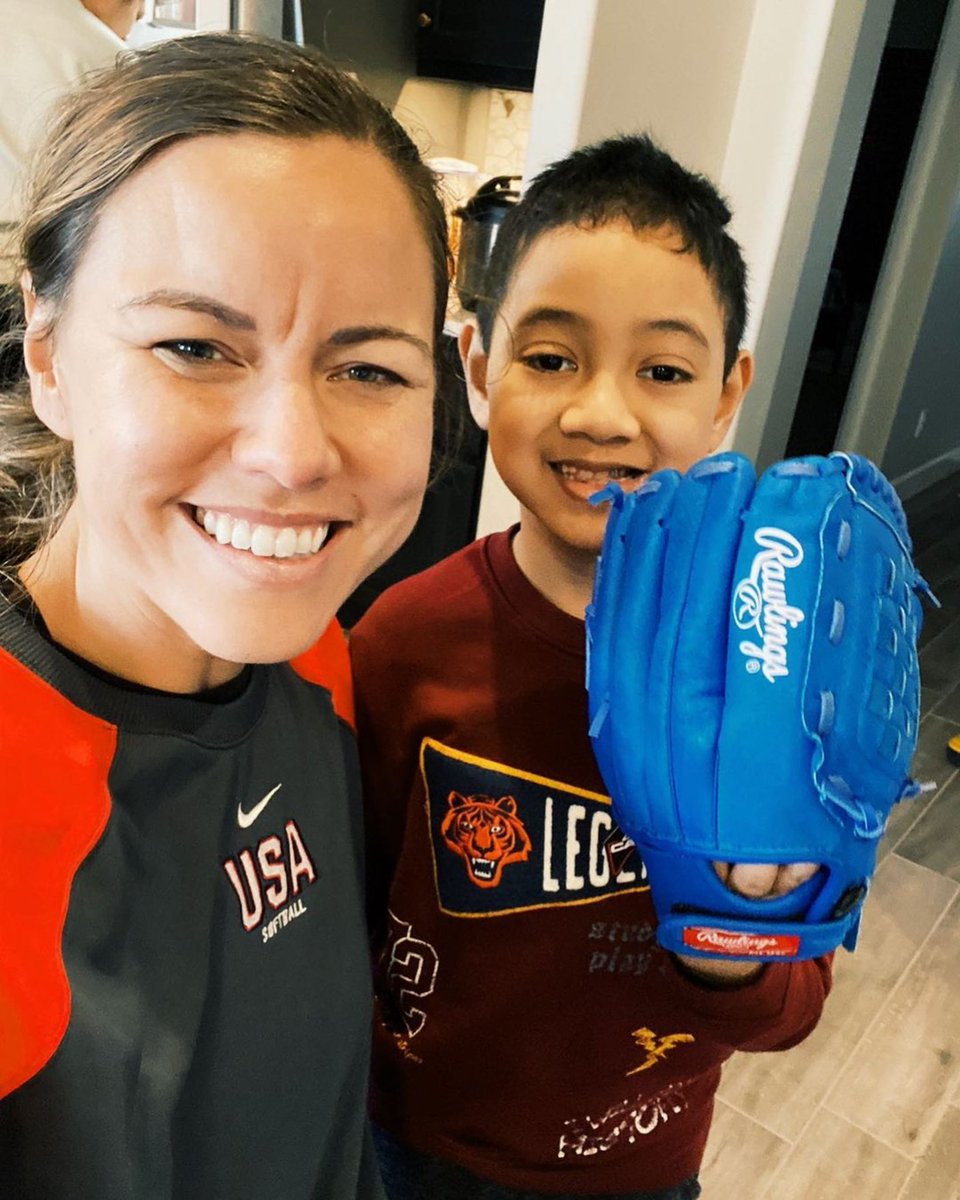 RawlingsSB's tweet photo. There’s no better feeling in the world than getting your first glove.🤩 What was the first glove you wore? #TeamRawlings #TheMarkOfPerformance https://t.co/NJaEN0mZID