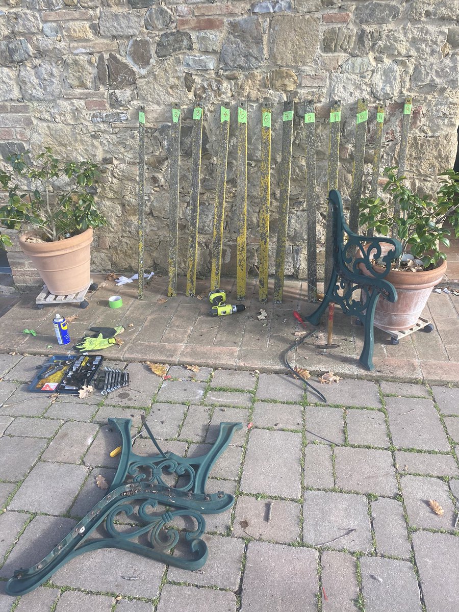 franccinelli's tweet image. 1/9 restoring a very beautiful but very knackered old wooden bench ..in 9 tweets! This is what I started with ...totally dismantled but all the bits were there ... #diy #fixstuff #restoration