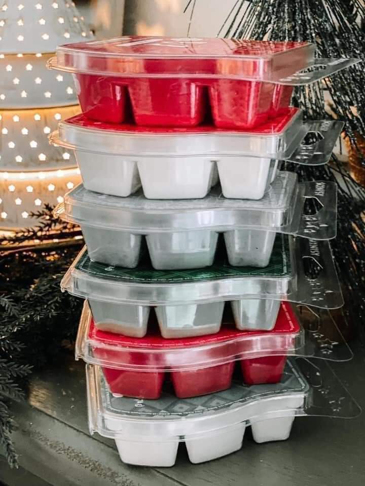 wicklesschickx's tweet photo. I have assembled what is the PERFECT Christmas six pack‼

Be Merry • Perfect Peppermint • Silver Bells
Very Snowy Spruce • Very Merry Cranberry • Vanillamint 

🎄🎅

Placing an order this weekend.  How many would you like?🤔 https://t.co/efrp6q3aNv