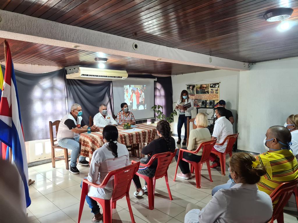 Estado de Bolívar 
Acto de recibimiento a nuevos colaboradores,atender al pueblo venezolano es nuestro mayor deber.
"Deme Venezuela en que servirla, ella tiene en mí un hijo"
<a href="/AdanVillavicen5/">Adan Villavicencio Guzmán</a> 
@Anayans09695629 
<a href="/yordan_acanda/">Yordan Acanda Martín</a> 
<a href="/Cubacooperabol2/">Brigada Médica 🇨🇺 Bolívar🇻🇪</a> 
<a href="/Cubacoopera_Ve3/">Misión Médica Cubana en Venezuela</a>