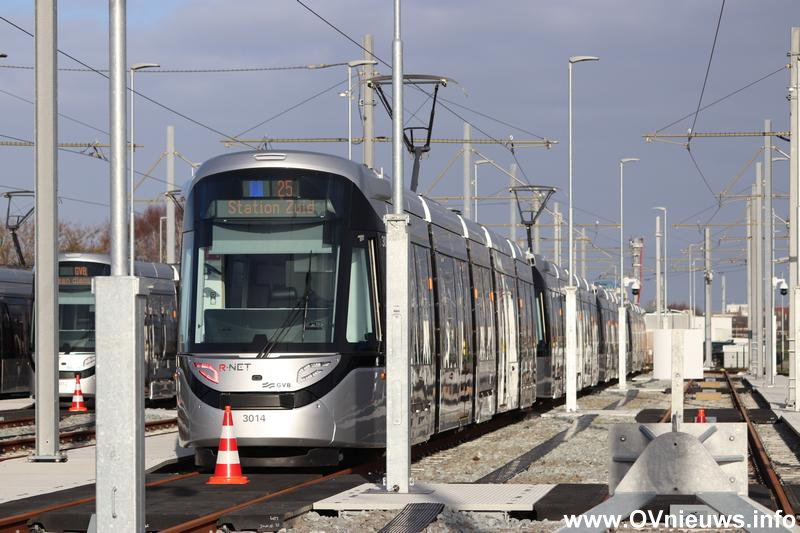 OVnieuwsINFO's tweet photo. Kijk ze er eens klaar voor staan! De nieuwe 15G-trams van @GVBnieuws. Op 13 december gaat de @Amstelveenlijn officieel in dienst!

Tags: #GVB #15G #15Gtram #Tram #Lijn25iser #Lijn25 #Amsterdam #Amstelveen #Amstelveenlijn https://t.co/xxzIwST9nk