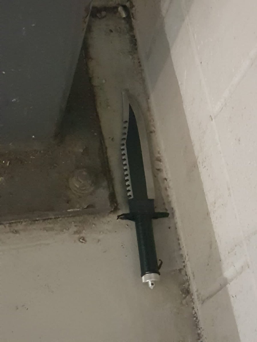 MetTaskforce's tweet image. #TSG #U52 have been on robbery patrols of @MPSWandsworth this evening. We’ve just arrested a male for possessing a knife, after we found this after a foot chase.