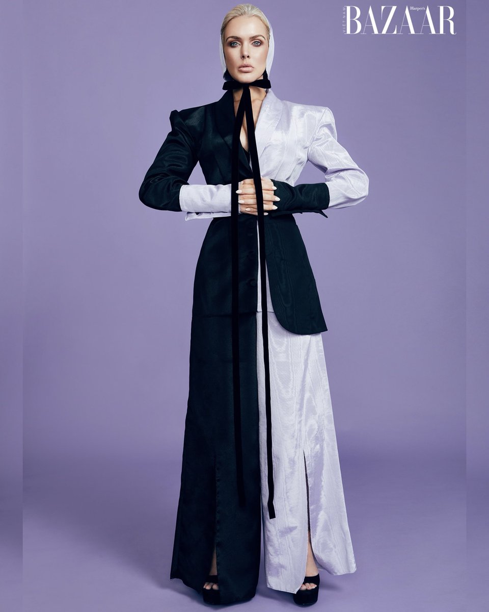 Ruthie_Davis's tweet photo. Cover Story! Harper’s Bazaar December issue @harpersbazaarus ⭐️ of #thecomebacktrail #KateKatzman looking incredible in my Leven & Teigen heels! https://t.co/LU6DEmDrog