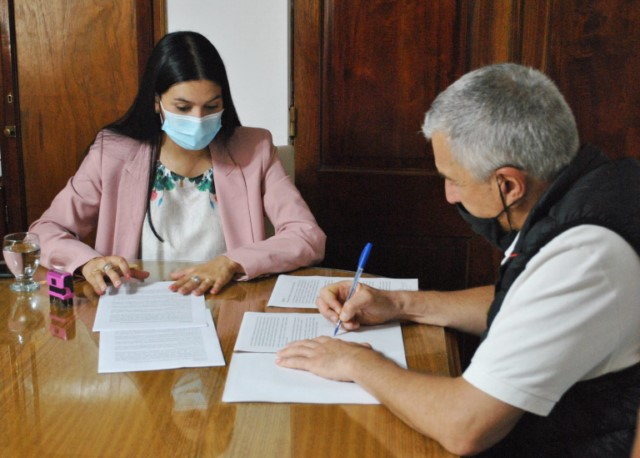 CiudadEsteMza's tweet photo. SANTA ROSA
Vialidad firmó un convenio con el municipio de Santa Rosa
https://t.co/tIW7YqvST1 https://t.co/5InIHS6X8W
