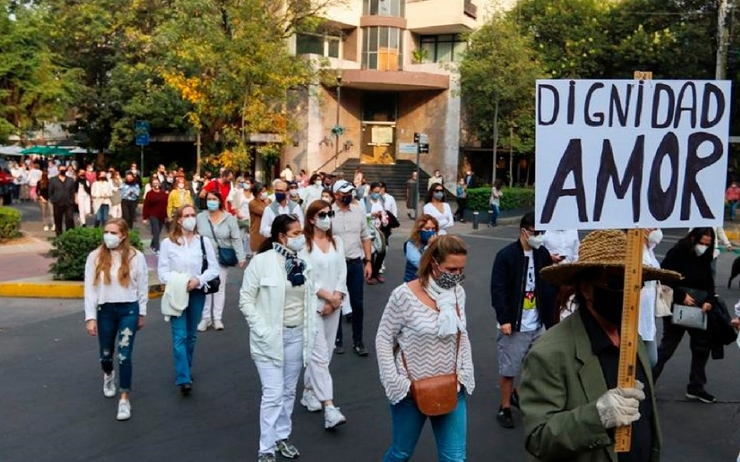 LPJMexique's tweet photo. Près de 200 personnes se sont réunies hier après midi à Mexico après les meurtres de l’entrepreneur français Baptiste Lormand et de son associé mexicain Luis Orozco
>> https://t.co/b7oyNQNQv8 https://t.co/weNp9vjDPG
