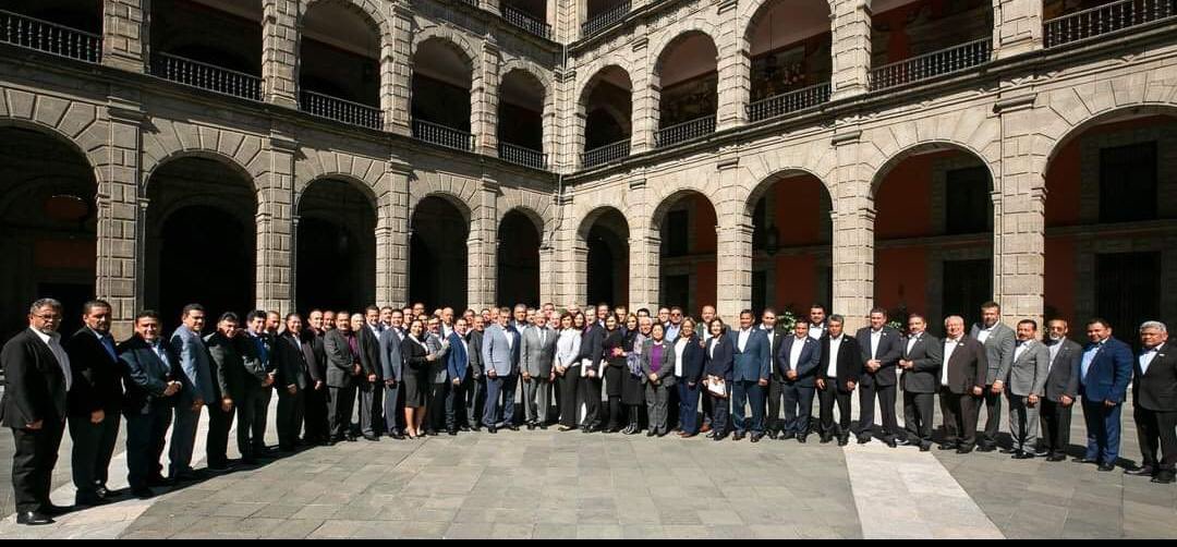 secc11cdmx's tweet photo. #ElSNTELealAlPresidente ✅
#SNTEconElPresidente ✅

🔴 Sociedad, instituciones, @GobiernoMX 🇲🇽 y el Pdte. @lopezobrador_ 🇲🇽 tienen en el #SNTE y maestros un aliado comprometido con educación y desarrollo 👉Mtro. Alfonso Cepeda Salas

📜 https://t.co/0k6CP6Uozk 📜 https://t.co/TvApODtivv