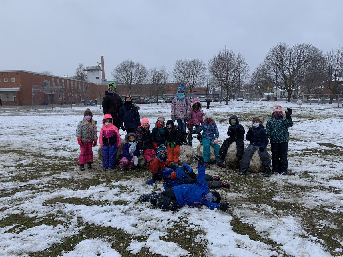 Chabot_secondST's tweet photo. Il neige!!! This calls for extra recess. Nothing like free play on the snow. @tdsb_secondst @tdsb @DebbieDonsky https://t.co/xXljxXyian