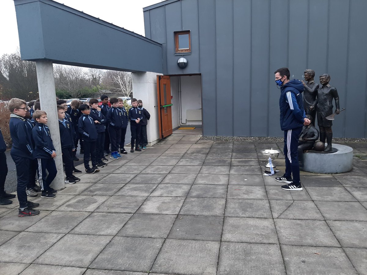 Was great to have @nomuineachain in to visit with the Christy Ring Cup today and talk to the lads in 5th + 6th class in Scoil na Mainstreach Celbridge! @KildareGAA