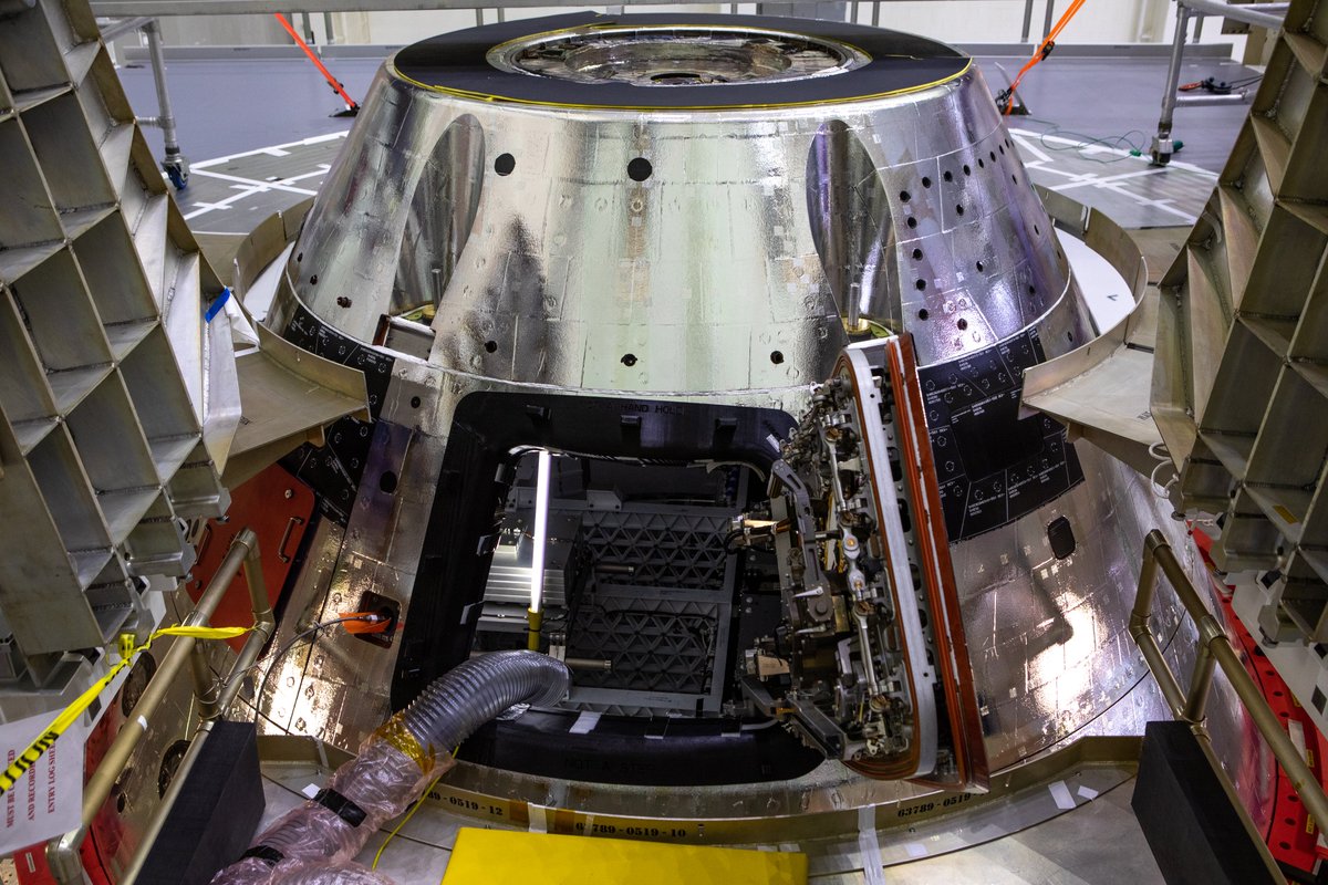 .@NASA_Orion shining bright!
A newly installed forward bay cover was recently affixed to the top of #Orion for the #Artemis I mission. This hardware will protect the top part of Orion’s crew module as the capsule re-enters Earth’s atmosphere at speeds of more than 25,000 mph. https://t.co/uvwLEMT0Ks