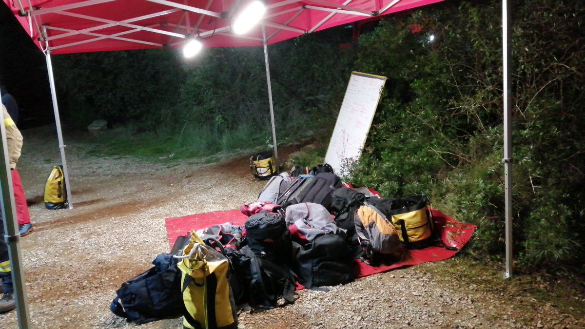 A hores d'ara, l'espeleòleg està estabilitzat i immobilitzat a la llitera, estable i totalment orientat, i ja l'estan remuntant.
#GRAE #bomberscat
