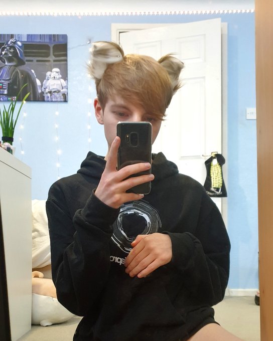 it's my birthday today! :3 we couldn't go out unfortunately but we found an amazing little sushi place