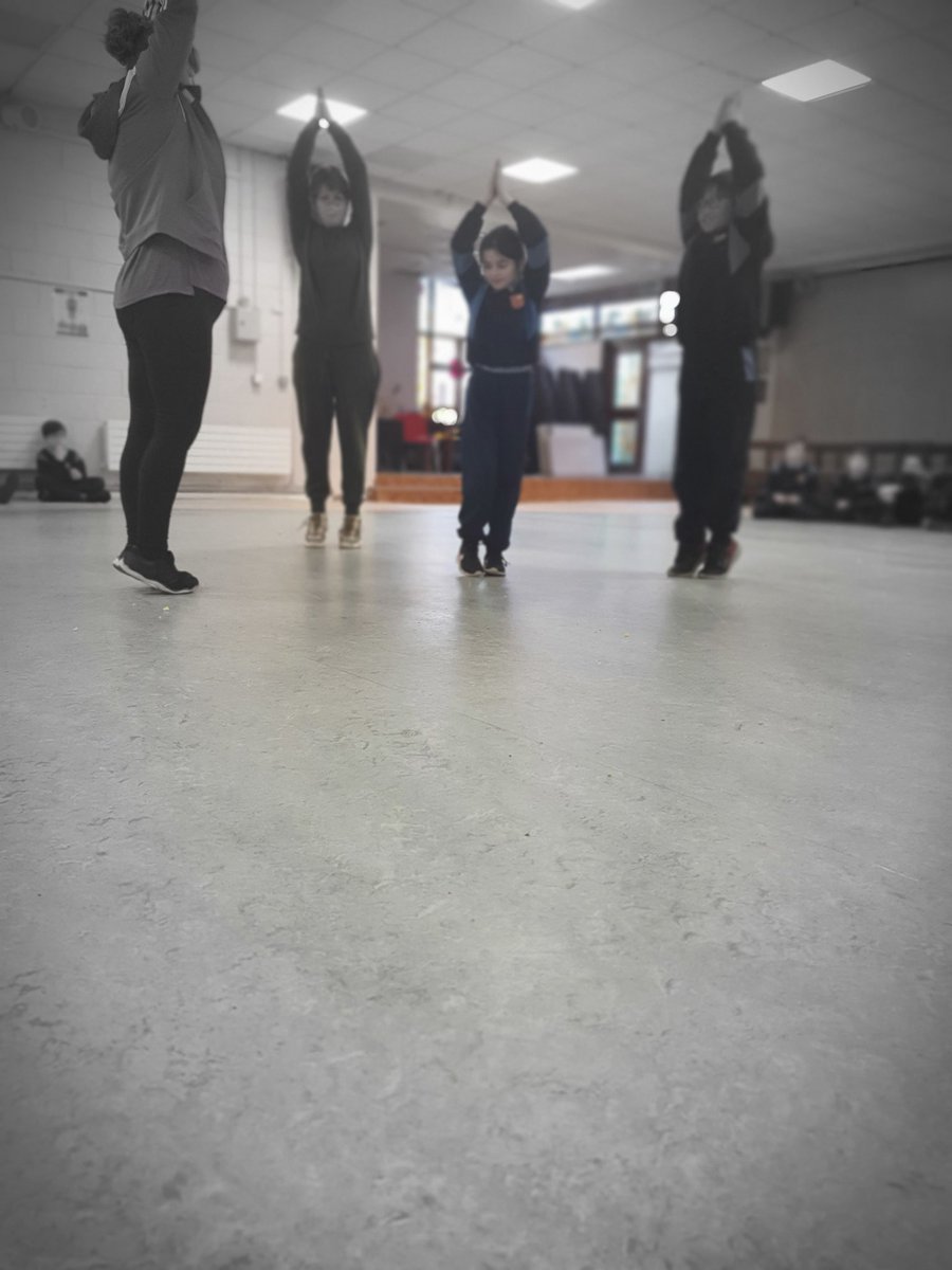 scorpionovasix's tweet photo. @ActiveFlag @ClonburrisNS #synchronising #yoga #poses https://t.co/HBT1ERGKkI
