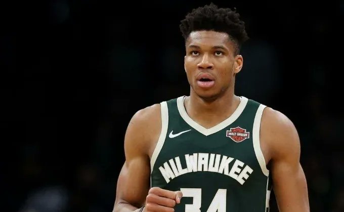 Minuto_NBA's tweet photo. Algunas declaraciones de Giannis Antetokounmpo:

"Kobe me dijo que si quería ser grande tenía que sacrificarme"

"Si LeBron, KD o Anthony Davis quieren unirse a mi en Milwaukee estaré feliz, no tengo problema en ser el 1ro, el 2do o el 3ro." https://t.co/9dHu1LFTre