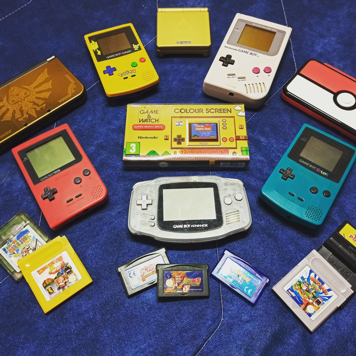 Portátiles de Nintendo 😍 ¿Con cuál os quedáis?¿A cuál la tenéis más cariño y a cuál habéis echado + horas?
Mi favorita es la Gameboy, es ver una y sentir la verdadera esencia de los videojuegos. Y a la q + horas he echado y aún le queda cuerda para rato es a la 3ds ¿Y vosotros?