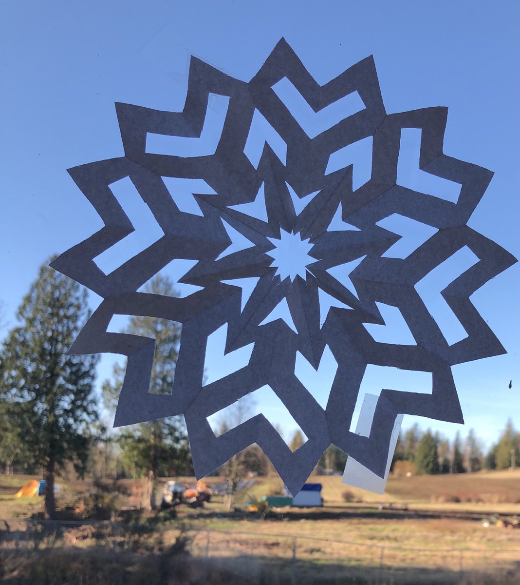 mtd1969's tweet image. The symmetry of snowflakes. Always classic. Let it snow. #mathisart #mathisfun #meimiddle