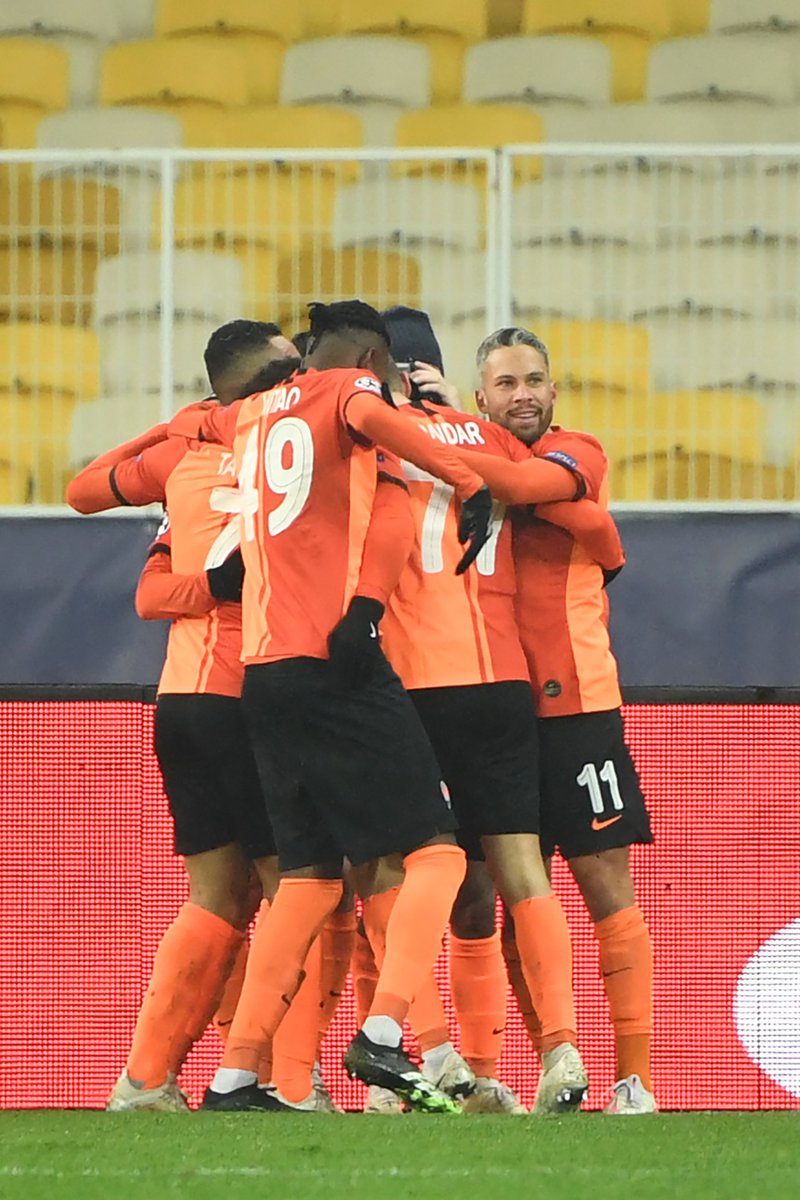 InvictosSomos's tweet photo. FT. Shakhtar 2-0 Real Madrid.

➔ El equipo de Zidane fue un caos en Ucrania.
➔ En cuanto el local se atrevió a contraatacar, lastimó seriamente.
➔ Dentinho y Solomon hicieron los goles.
➔ Bien Trubin cuando fue requerido.
��� Raphael Varane sigue sin levantar.
➔ Sufrió Lucas. https://t.co/RvVyXxXmpM