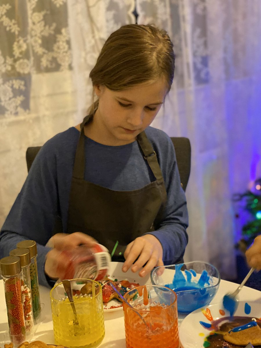 asiatyn's tweet photo. Liliana misses school very much.  Today she and her brother were baking gingerbread cookies.
She can't wait to go back to school💖💖💖 @missomahonystfr  @stfrancisps https://t.co/9qVixQRvcr