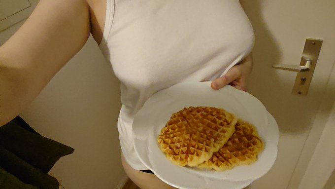 First a great stream, now making waffles while listening to Miley Cyrus new Album ❤️ what a great way<a href="/tag/pornhub"class="tags"><span>#pornhub</span></a><a href="/tag/hearthstone"class="tags"><span>#hearthstone</span></a><a href="/tag/egirls"class="tags"><span>#egirls</span></a>