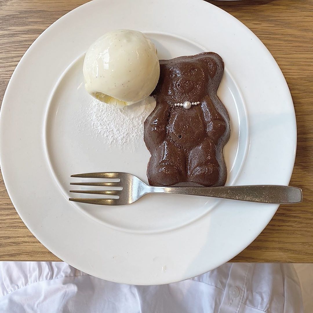 Mery 表参道駅から徒歩7分 Lotus はバニラアイスが添えられた くまショコラ が大人気のカフェ 首にネックレスをしているかのようなクマがなんとも可愛いですよね 予約をすれば バースデープレートも 渋谷カフェ アニマルスイーツ T