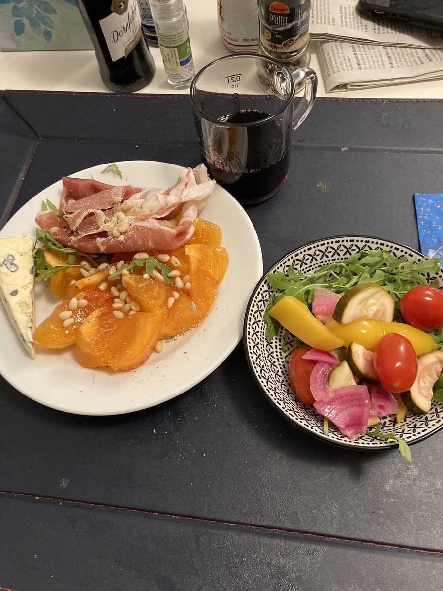 ぱうぜ 食べたもの 朝は水餃子と白菜のスープとシュトレン 昼は焼肉丼とナムルと味噌汁 夜は柿と生ハムとブルーチーズ盛り合わせ ピクルスサラダと赤ワインを少し