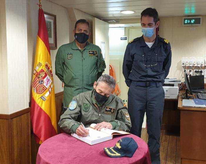 EMADmde's tweet photo. 🔴El #JEMAD ha visitado junto al #CMOPS el despliegue de militares y medios en la activación #Sinergia01_20 en #Canarias de Mandos Operativos permanentes #MOT #MOM #MOA #MOC

#ElValorDeLoConjunto
#BuenasNoches 
@ejercitotierra @Armada_esp @EjercitoAire @MCANA_ET https://t.co/jw81bqXgUQ