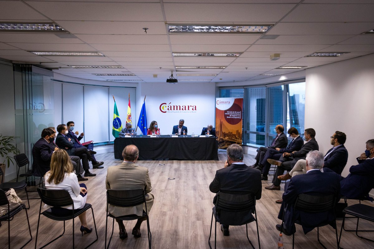 CamaraEspanhola's tweet photo. A Câmara recebeu no dia 30 de novembro o Presidente Mundial do grupo MAPFRE, Antonio Huertas Mejias, acompanhado por seu VP Ignacio Baeza e o CEO da @MAPFRE_BR, Fernando Pérez-Serrabona.

#MAPFRE #CâmaraEspanhola #ConsuladoDaEspanhaEmSãoPaulo #EmbaixadaDaEspanha #65Anos https://t.co/3YDRlZBcn7
