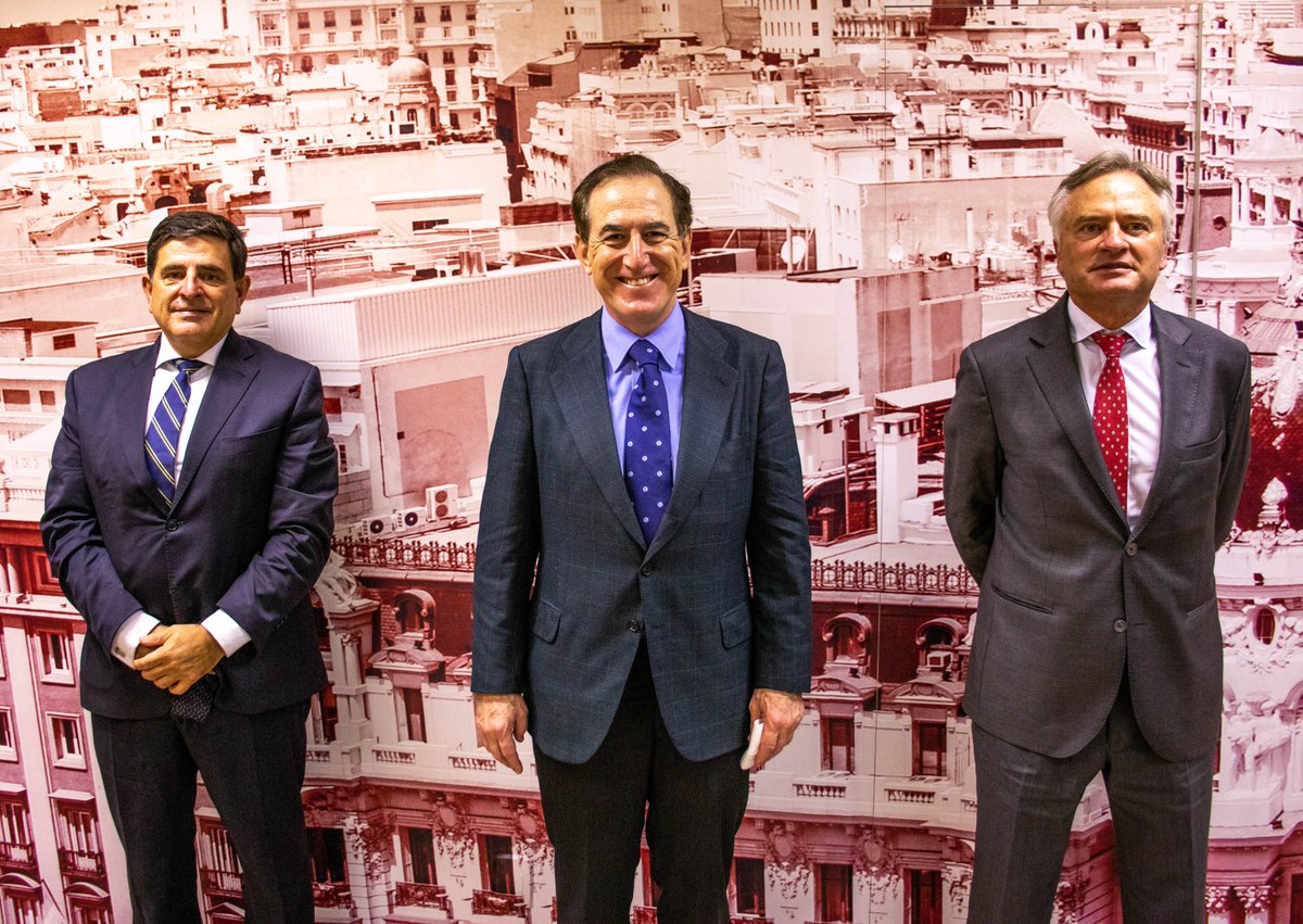 CamaraEspanhola's tweet photo. A Câmara recebeu no dia 30 de novembro o Presidente Mundial do grupo MAPFRE, Antonio Huertas Mejias, acompanhado por seu VP Ignacio Baeza e o CEO da @MAPFRE_BR, Fernando Pérez-Serrabona.

#MAPFRE #CâmaraEspanhola #ConsuladoDaEspanhaEmSãoPaulo #EmbaixadaDaEspanha #65Anos https://t.co/3YDRlZBcn7