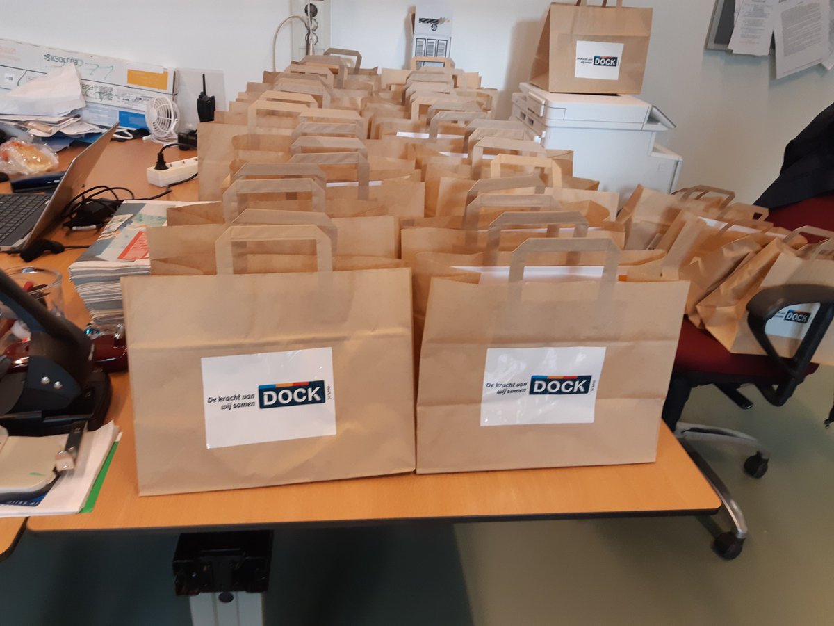 Vandaag hebben collega's 25 attenties met lichtjes overhandigd aan nieuwe bewoners van La Sabia, en  20 lichtjes aan de voedselbank. Met dank aan Lisa Chen (vrijwilligster en bewoner het Zand) bredeschool Het Zand en Alexandara van de schaapskooi. <a href="/DOCKUtrecht/">DOCK Utrecht</a> #lichtpuntjesdelen