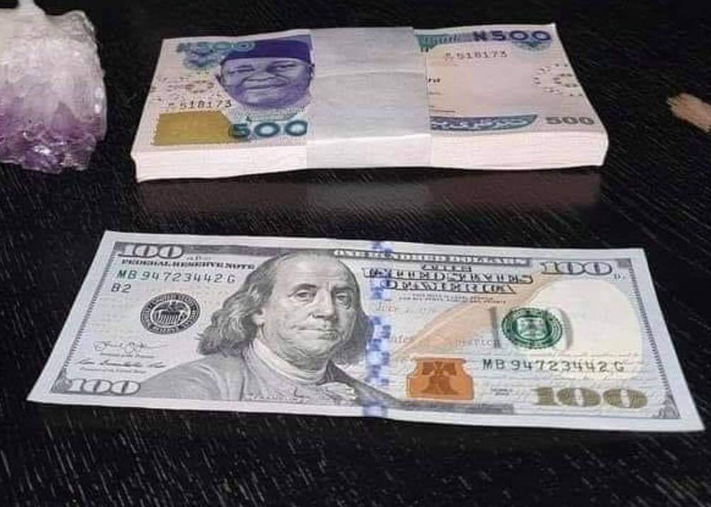 SouthPdp's tweet photo. Naira  under  Buhari/APC government:
 With  $100 you have  a bundle  of N500 notes(N50,000). We warned Nigerians. https://t.co/ciJLIVs43d